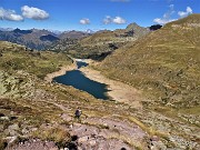 32 Dalla Cima di Mezzeno ci abbassiamo al Passo dei Laghi Gemelli